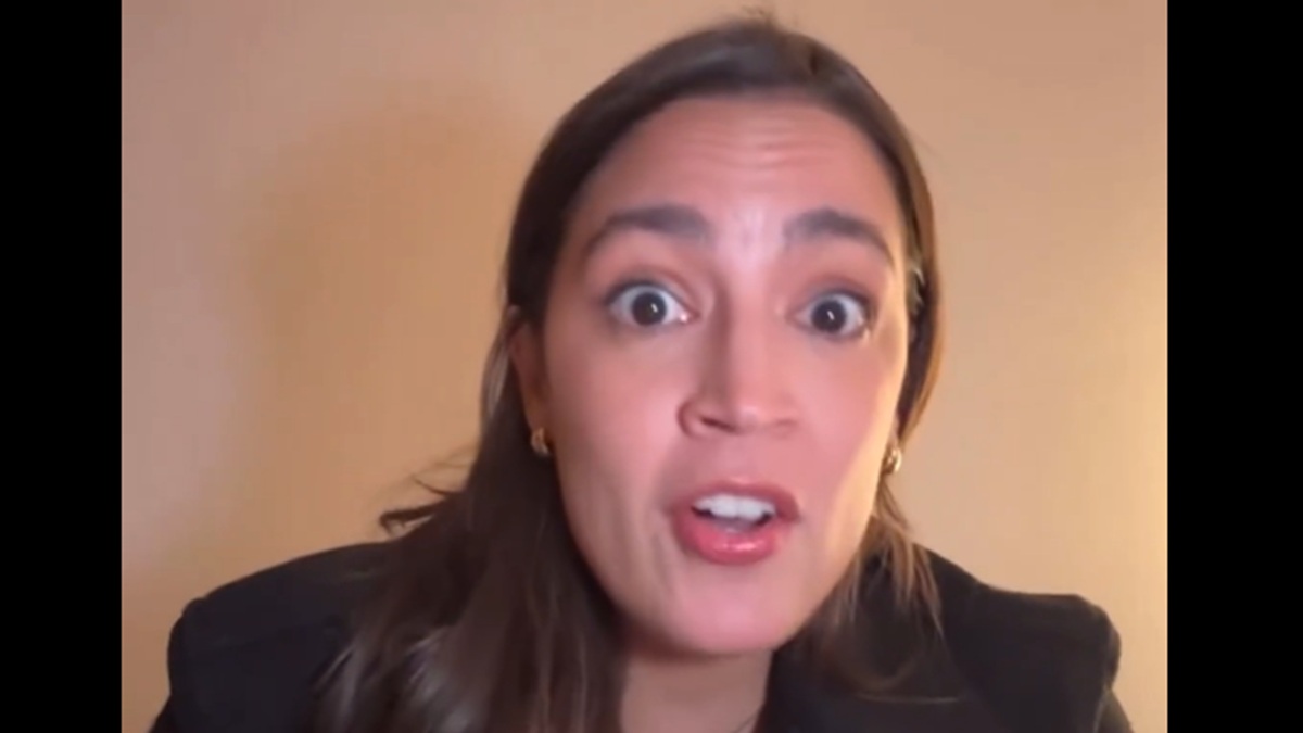 insurrection?-aoc-tells-illegal-aliens-how-to-‘resist’-ice-deportation-efforts