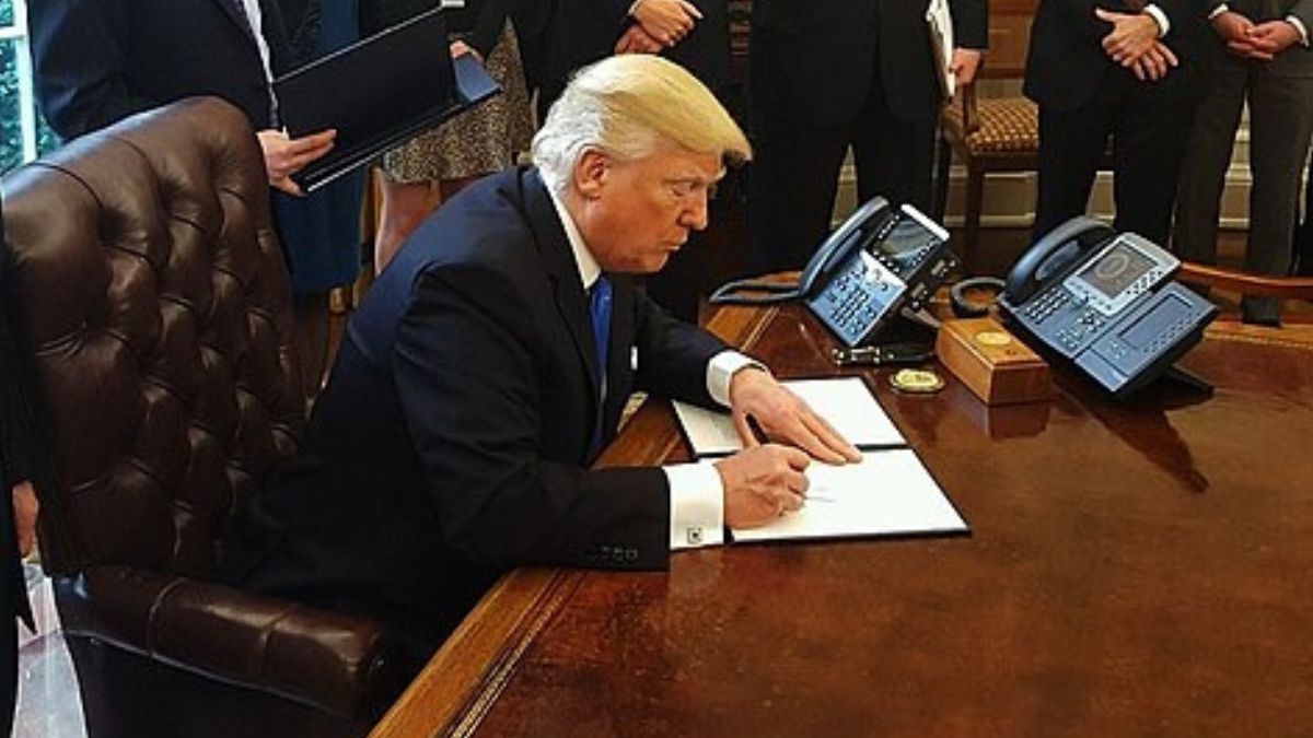 trump-declassifies-fbi-files-related-to-trump-russia-election-collusion-hoax