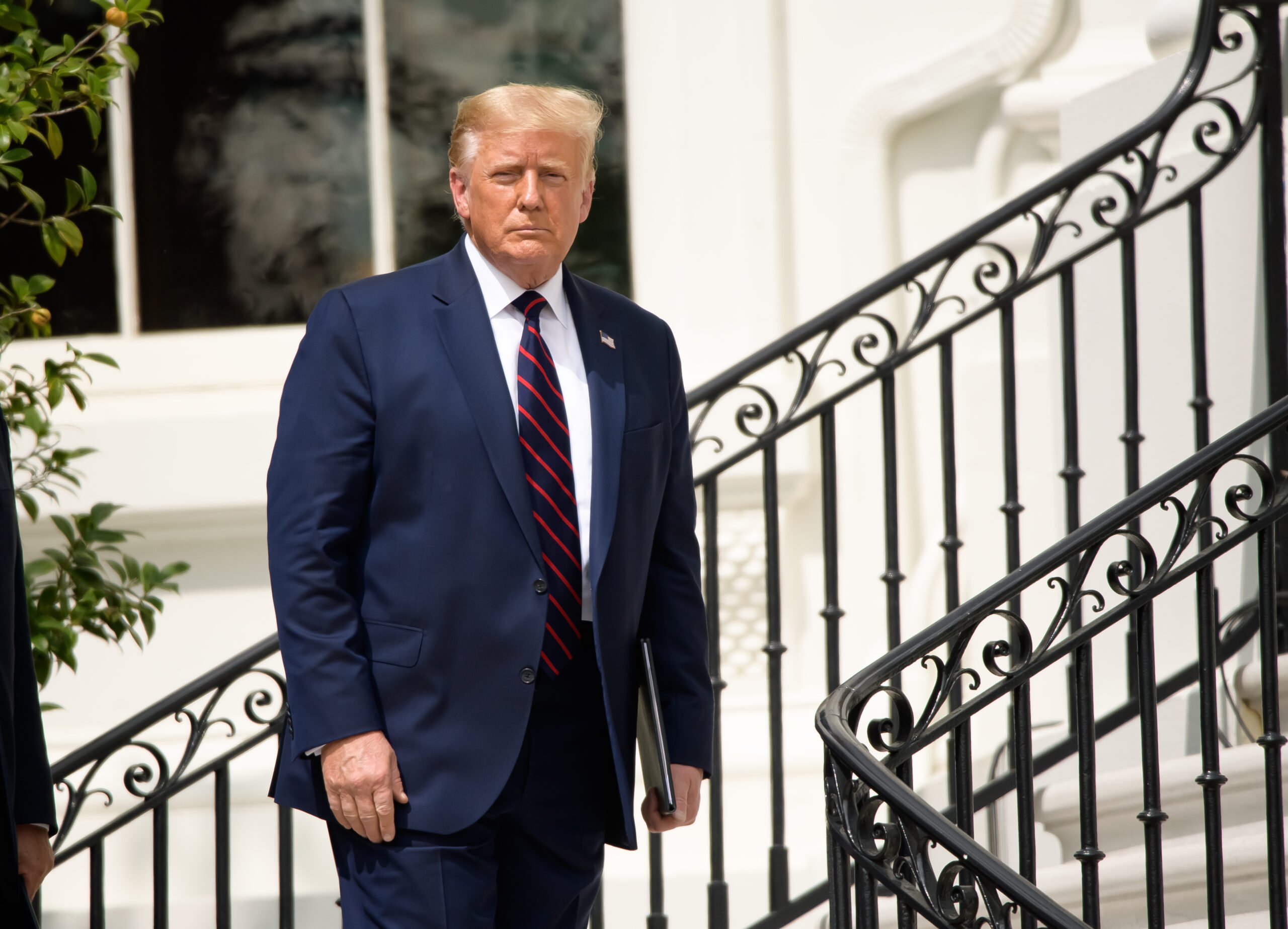 white-house-unveils-trump’s-new-official-portrait