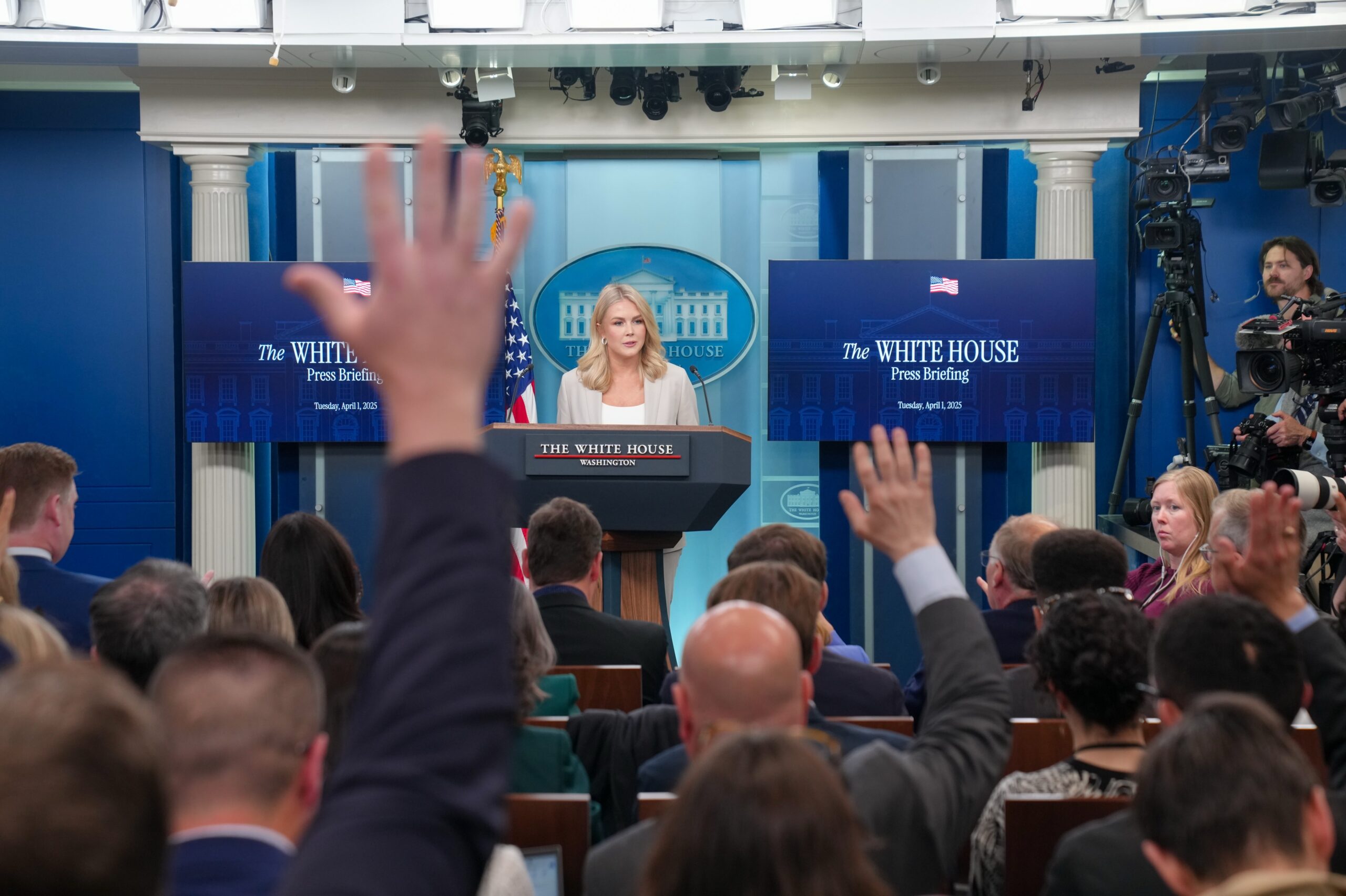 white-house-says-330-illegal-immigrants-arrested-during-la-riots-will-be-deported
