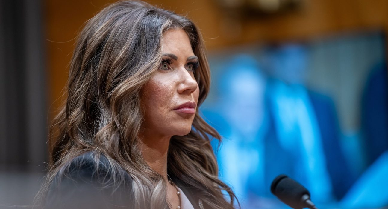 democratic-sen.-alex-padilla-interrupts-noem’s-press-conference,-forcibly-removed