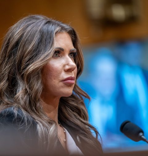 democratic-sen.-alex-padilla-interrupts-noem’s-press-conference,-forcibly-removed
