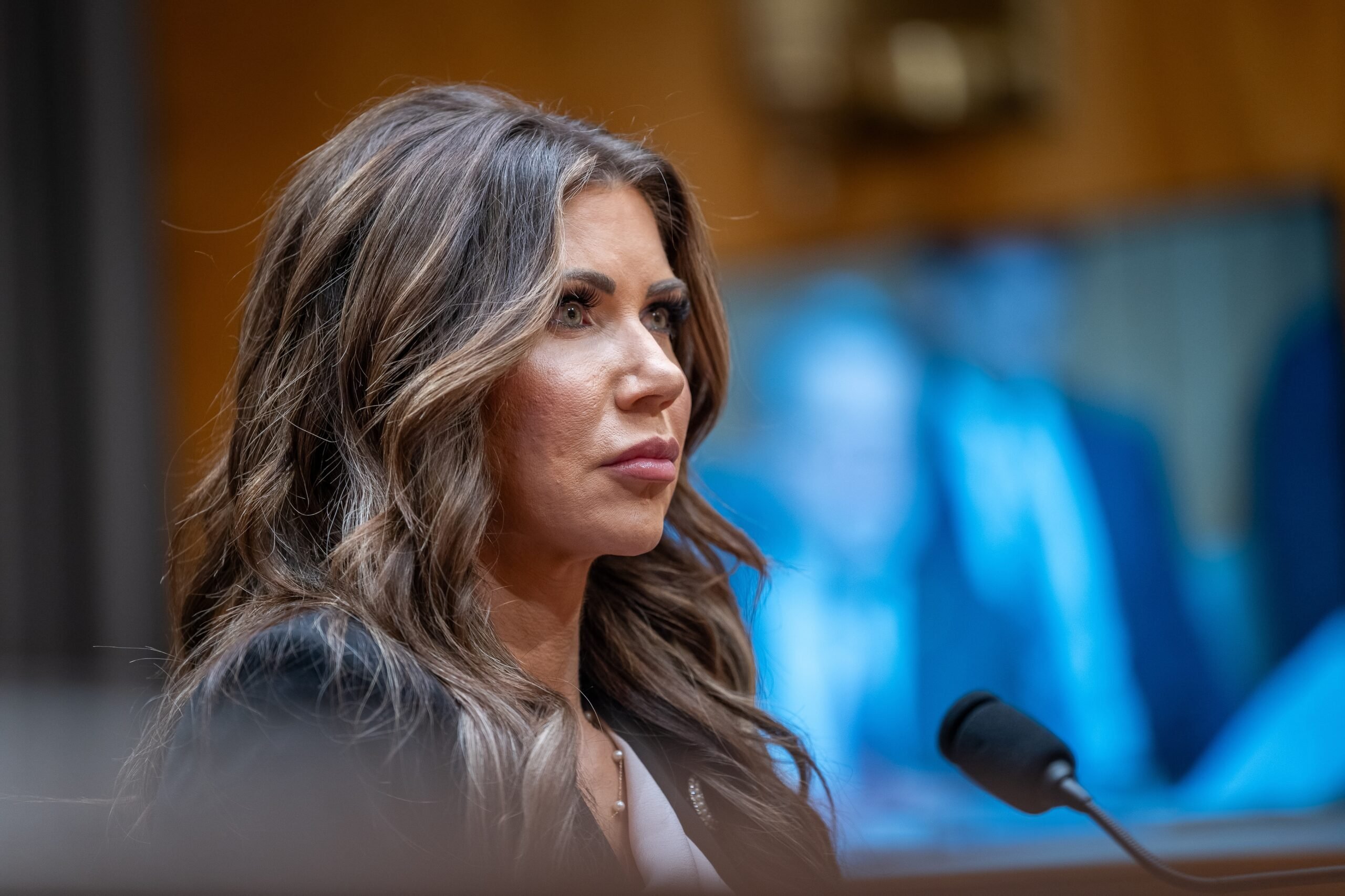 democratic-sen.-alex-padilla-interrupts-noem’s-press-conference,-forcibly-removed