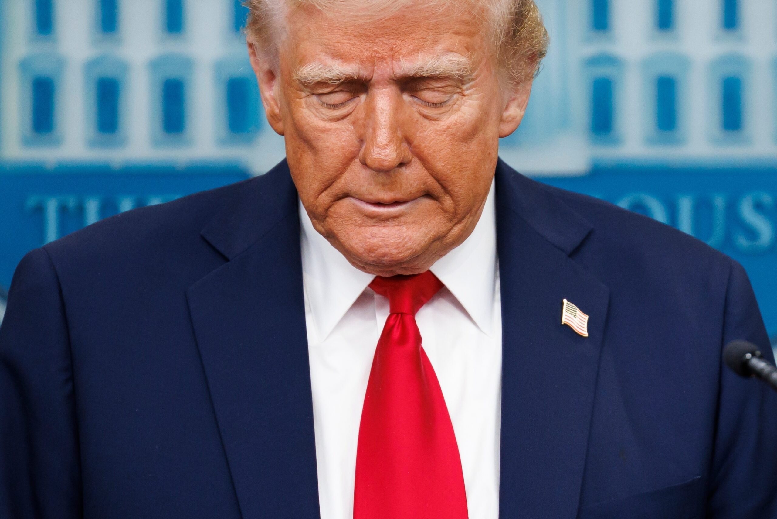 trump-undergoes-medical-exam-after-swelling-in-legs